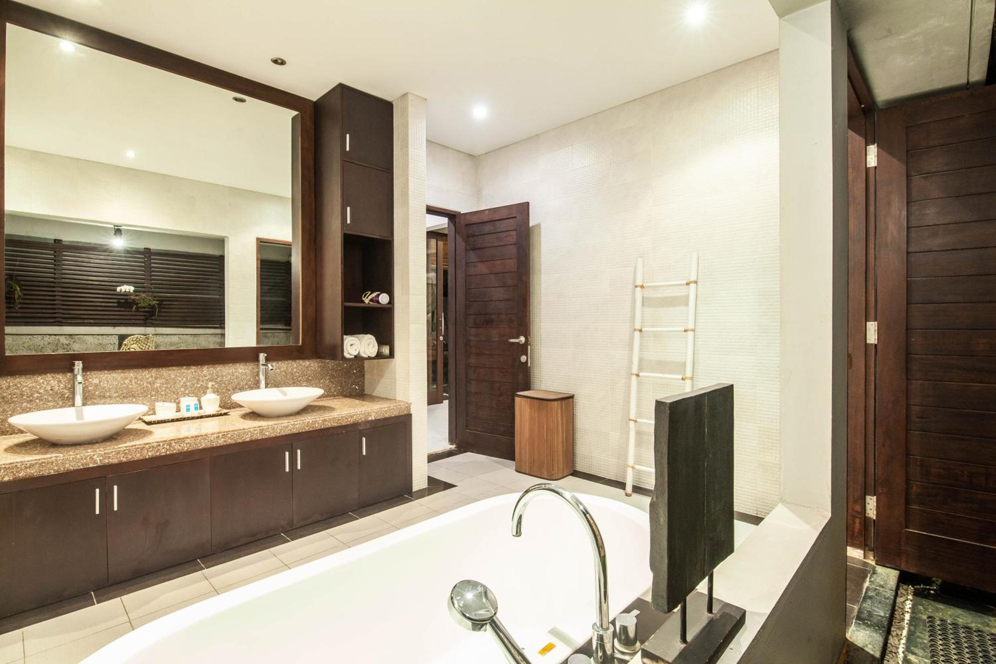 Villa 3-br Private Pool Feby Kayu Aya Street